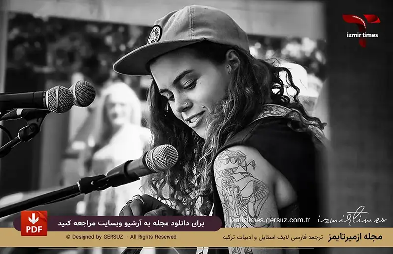 خواننده استرالیایی تش سلتانا در حال نواختن گیتار